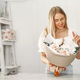 Флорист с букетом